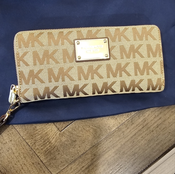 STUNNING MICHAEL KORS GOLD/BROWN ZIP AROUND MONOGRAM WALLET - Picture 4 of 10